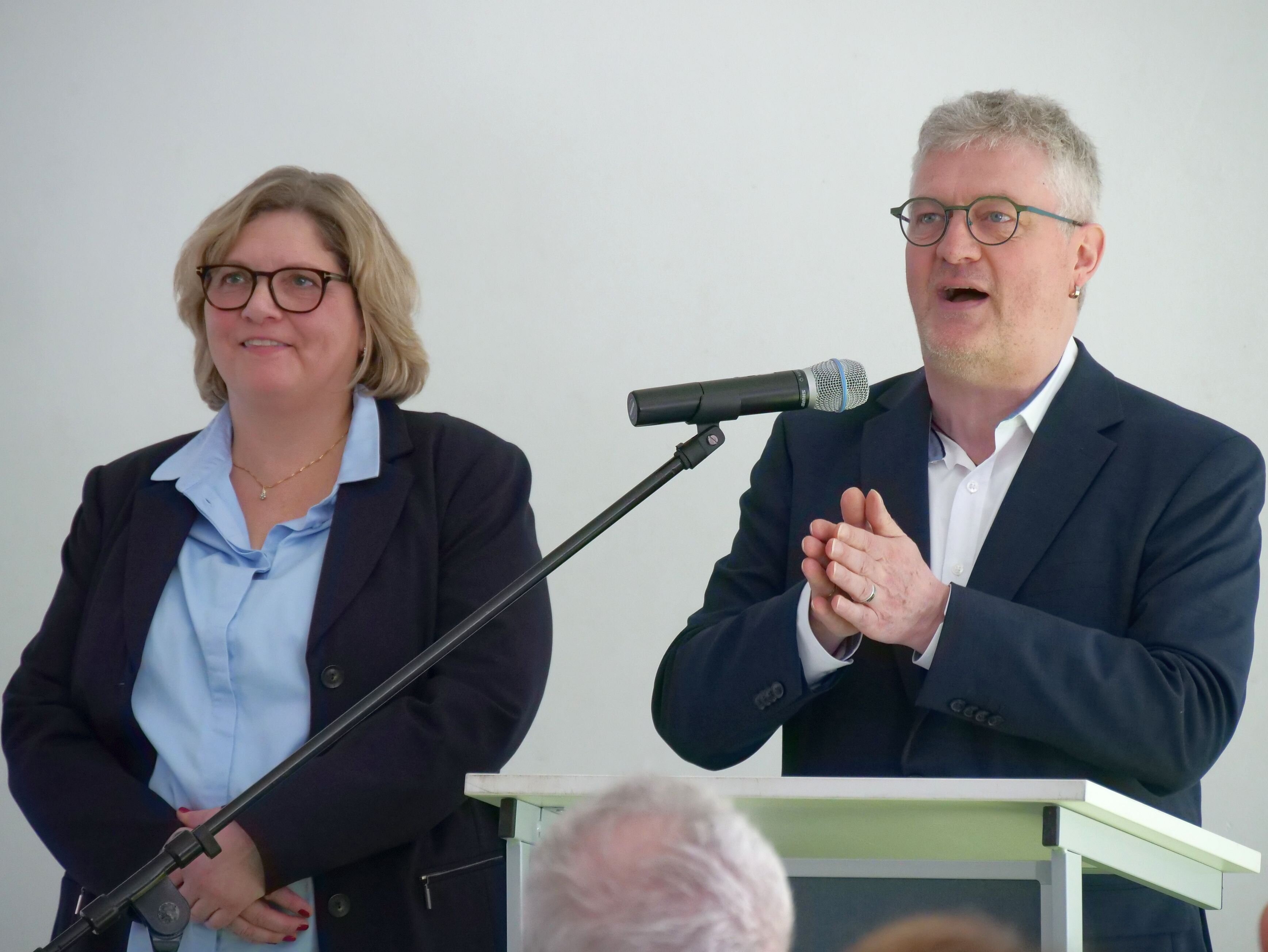 Sabine Hoffrichter und Karl-Heinz Sänger bei der Begrüßungsrede für die Gäste.