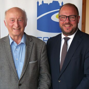 Hans-Joachim Lieb und Sebastian Straubel stehen nebeneinander